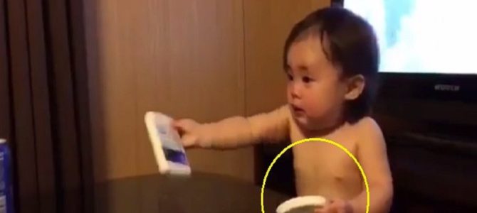 左のリモコンを取ったらめっちゃ泣く赤ちゃん