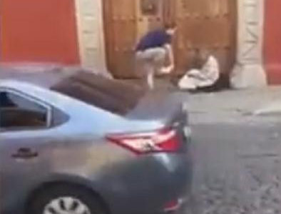 ホームレスに靴を渡し消え去る男性。神対応ぶりが素敵