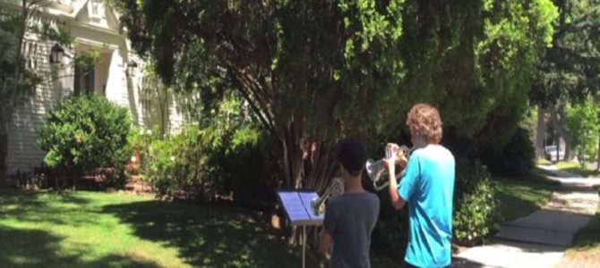 閑静な住宅街で、映画『スター・ウォーズ』のオープニングテーマ曲を演奏する13歳の少年たち