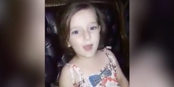 幸せそうに歌ってる少女。しかし次の瞬間「戦争」を思い知らされる