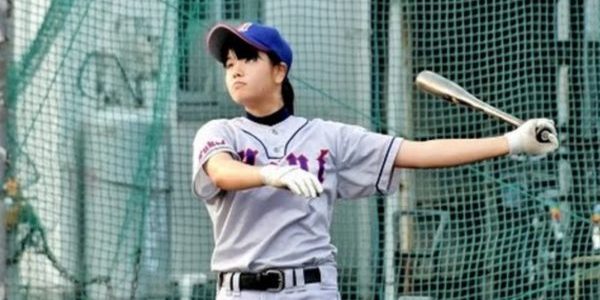 ノックも打つ羽水高校の女子マネがカッコイイと話題に！選手に応じて打球を打ち分ける華麗なテクニック！！