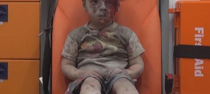 あまりのショックに涙も流さず前を見つめる少年