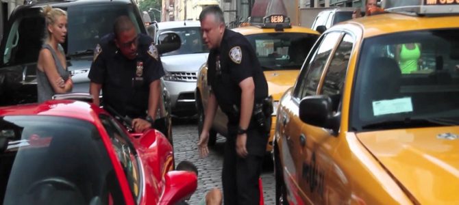 警官自ら当たりに行ってる？警官を無視したフェラーリオーナーがボコボコに！多くの人がオーナーを擁護