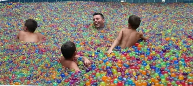 水で膨らむビーズをプール一杯に溜める検証実験がハンパない！