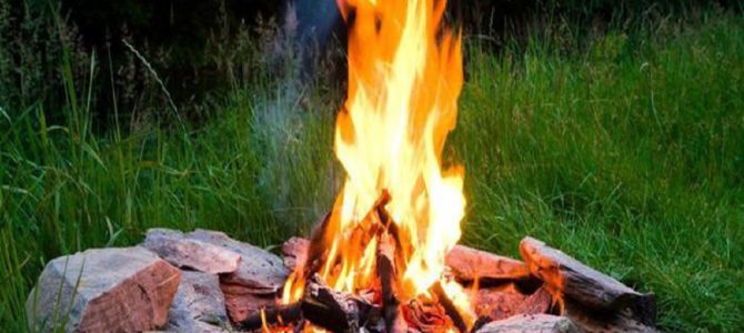 空き缶とチョコレートを使って火を起こす