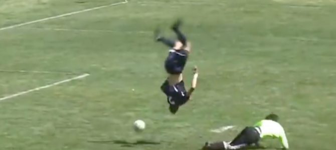 【神技】リアル少林サッカー！高校生が繰り出したアクロバティックすぎるシュートが話題に！