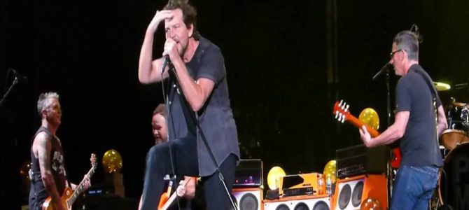 ライブ中、女性にイタズラする客をあのバンドが撃退！