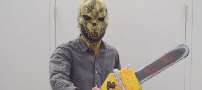 チェーンソー男。自ら全世界に恥ずかしい姿を配信