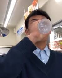 高知東高校・細川晃志（ほそかわこうし）が購入前の水を飲み炎上！ローソン高知一宮店