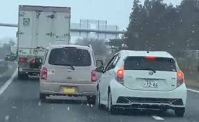 東北道でアクアで煽り運転をした上、軽自動車のヘッドライトを蹴るなどしたとして小山内正樹容疑者（５１）を器物損壊の疑いで現行犯逮捕