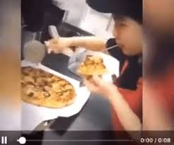 ドミノピザの店員がピザを食べながらカットする不適切動画を投稿し炎上