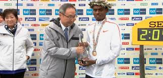 小池都知事が東京マラソン表彰式でポケット手を突っ込んだままの姿に炎上