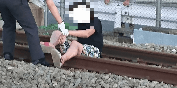 京王線の平山城祉公園駅付近でおじさんが線路内に立ち入る