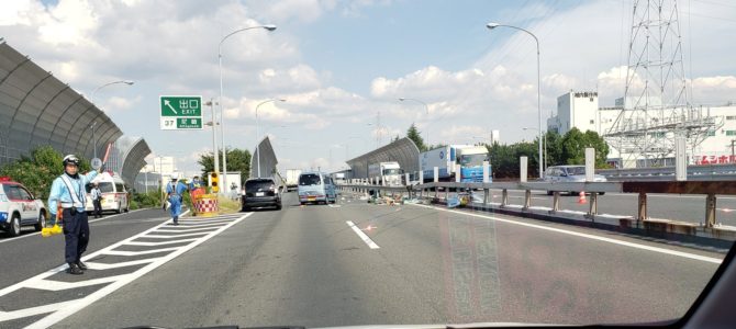 名神高速の尼崎IC（インターチェンジ）付近で乗用車と軽バンが衝突する事故