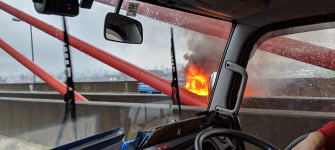 名古屋高速６号清須線でトラックの車両火災