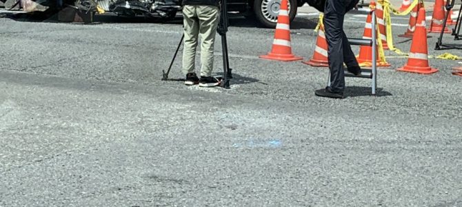 京都府京都市南区にある東寺付近の国道１号線で作業車とタクシーが衝突し歩道に乗り上げる事故