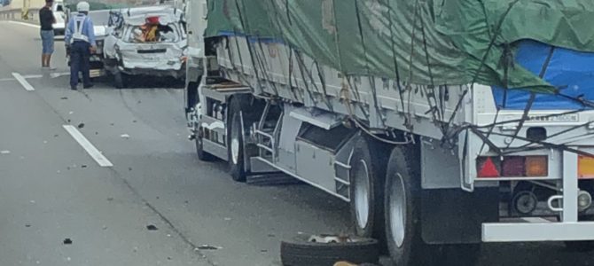 加古川バイパスの加古川JCT（ジャンクション）付近でトラックや乗用車が衝突する交通事故