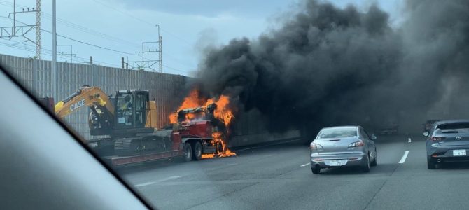 東関道の谷津船橋IC付近でトレーラーが炎上