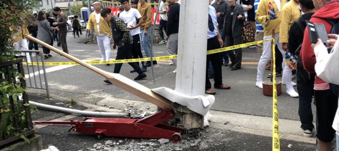 大阪府堺市中区八田寺町で、だんじりが電柱に衝突する事故