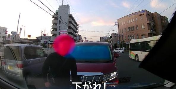 兵庫県尼崎市の道路で信号無視、逆走、当て逃げをした車が話題
