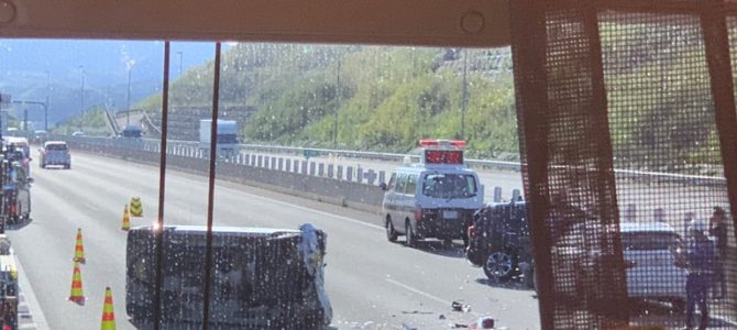 新東名の藤枝岡部IC付近で玉突き事故