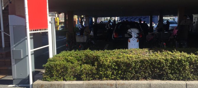 広島県広島市西区三篠町のロイヤルホストの駐車場で女の子が祖父が運転する車に挟まれ死亡する事故