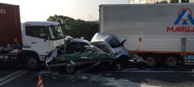 首都高湾岸線の東海JCT（ジャンクション）付近で大型トレーラーや乗用車など約５台が絡む玉突き事故