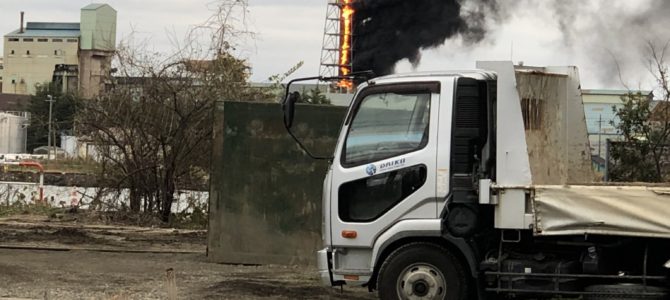 富山県射水市庄西町のJFEマテリアルで大規模な火事