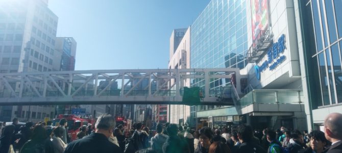 東京都新宿区にある新宿駅の陸橋で男性が首吊り自殺