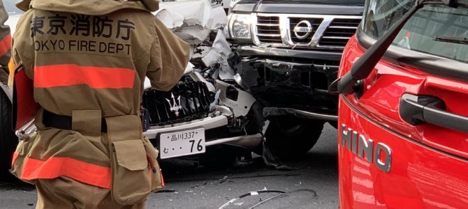 東京都渋谷区渋谷の宮益坂交差点で車２台が衝突する事故