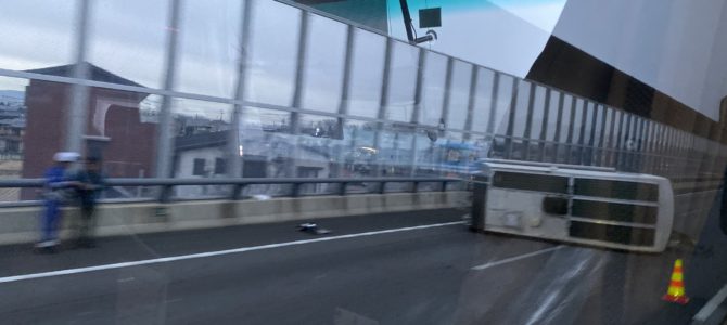 伊勢湾岸の豊田JCT（ジャンクション）付近でキャンピングカーが横転する事故