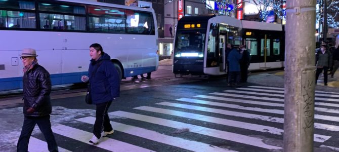 北海道札幌市中央区のすすきのメガドンキ前で路面電車とバスが衝突