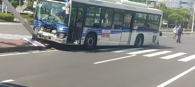 千葉県千葉市美浜区の海浜幕張駅前でバスが信号機に衝突する事故