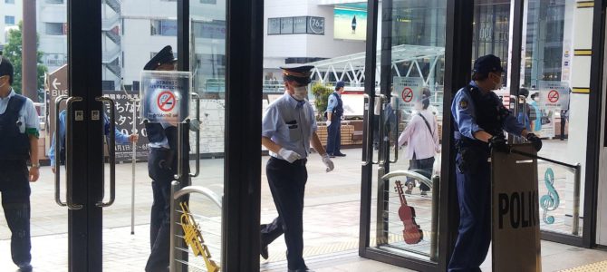 群馬県高崎市八島町の高崎駅で外国人の男が刃物を振り回す事件