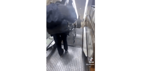 イオンのエスカレーターからカートを落とす危険行為の動画