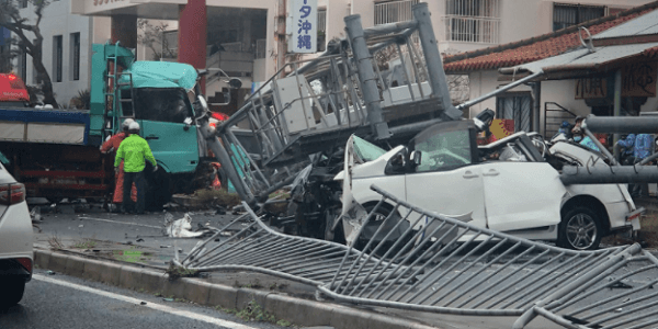 沖縄県浦添市仲間の伊祖トンネル付近で複数台が衝突する事故