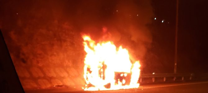 東名高速の東名川崎～横浜青葉間で軽自動車が炎上