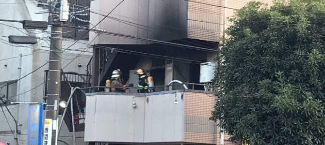 東京都八王子市椚田町のラーメン二郎 めじろ台店のビルで火事