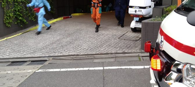 東京都新宿区下落合のマンション地下駐車場で消火設備の点検中に作業員６人が閉じ込められる事故