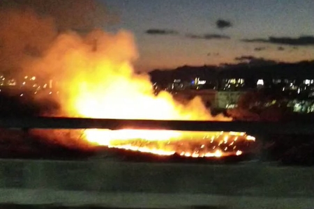 神奈川県厚木市　相模川河川敷で火災発生