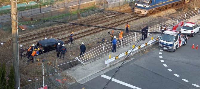 JR山陽線の線路内に車転落 3人がケガ JR山陽線の線路内に車転落 3人がケガ