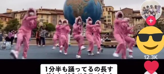 ディズニーの撮影スポットでTikTok動画のためWADADAダンス