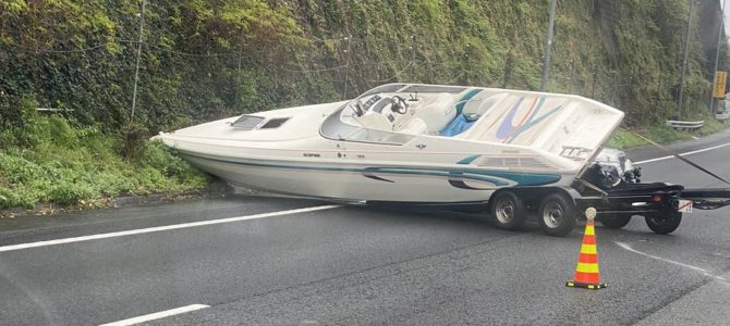 東名高速 東京IC〜東京料金所間で積荷のクルーザー落下 東名高速 東京IC〜東京料金所間で積荷のクルーザー落下