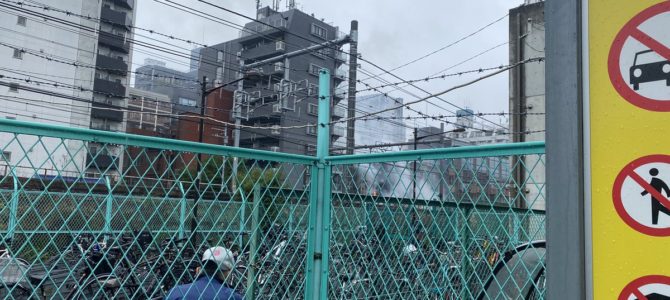 山手線 新大久保駅付近で沿線火災