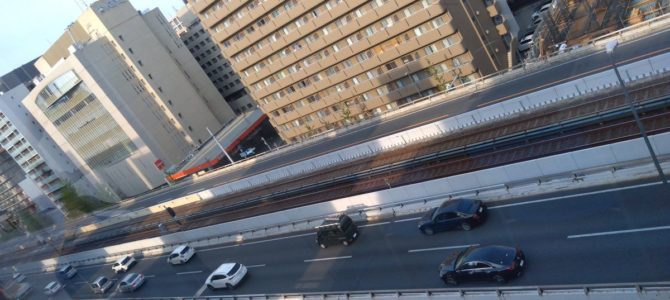 大阪　新御堂筋事故　欄干に接触したスクーターの男性50cmの隙間から9m下に落下して死亡