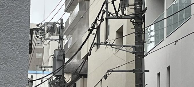 京浜東北線 赤羽駅付近で火事