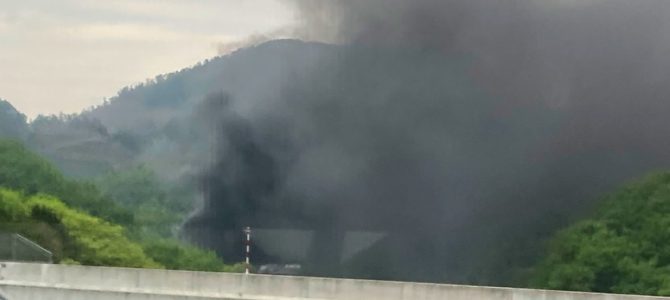 大阪 高槻市原付近で火事