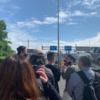 横田基地の友好祭、入場待ちの列が拝島駅まで