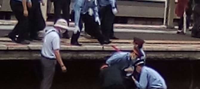 阪和線　和歌山駅でお客さまが駅ホームから線路に転落