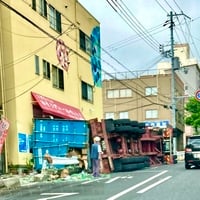 神戸市兵庫区でトレーラーが歩道に横転